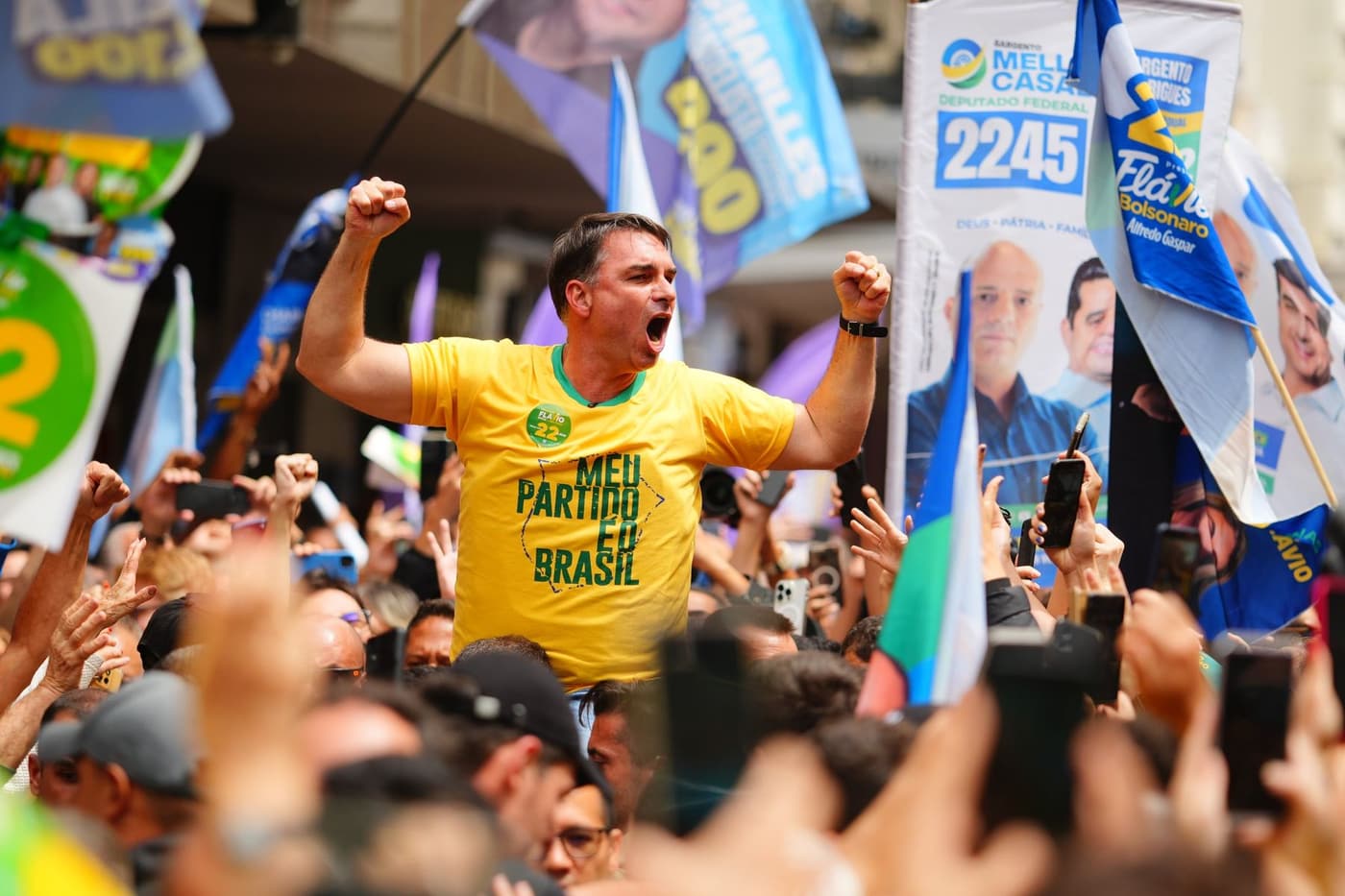 Flávio comemorando no meio da multidão